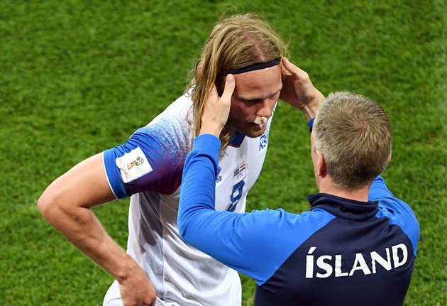 Chiến đấu đổ máu, Iceland vẫn cay đắng rời giải vì sai lầm hàng thủ
