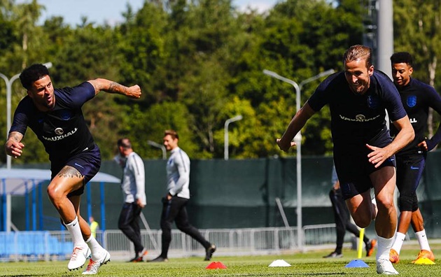 Kyle Walker tròn mắt nhìn Harry Kane đua tốc độ trên sân tập