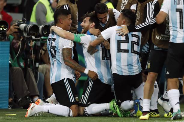 Ơn giời! Cuối cùng đã có cầu thủ Argentina đứng chung chiến tuyến với Messi