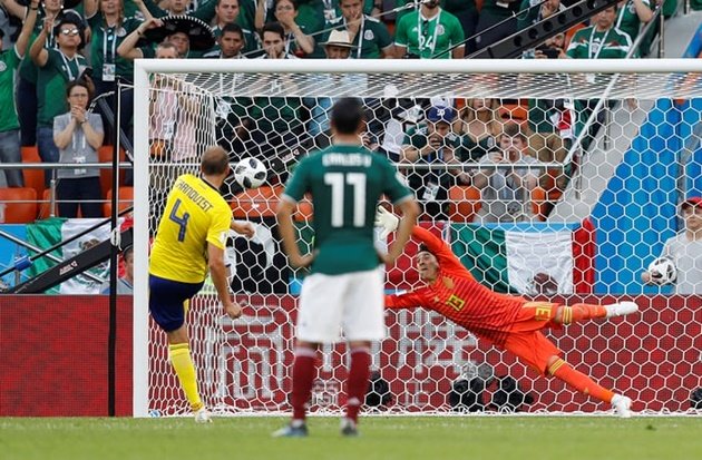 Mexico đi tiếp, HLV Osorio vẫn chỉ trích học trò