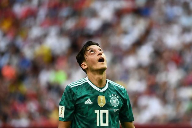 Tuyển Đức bị loại, fan Arsenal vỗ về Ozil