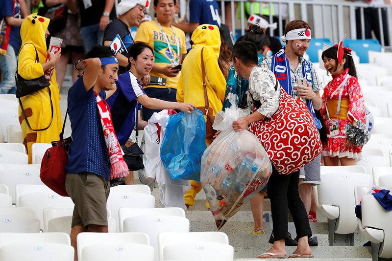 CĐV Nhật Bản thu gom rác trên khán đài World Cup 2018