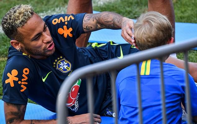 Neymar mang cả con trai đến sân tập Brazil