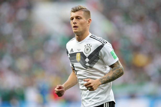 SỐC: Toni Kroos không thèm chuyền cho đồng đội ở tuyển Đức