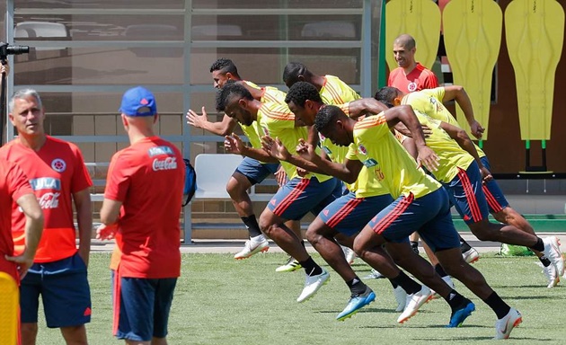 Trui rèn thể lực, Falcao và các đồng đội quyết tâm tiễn Anh về nước