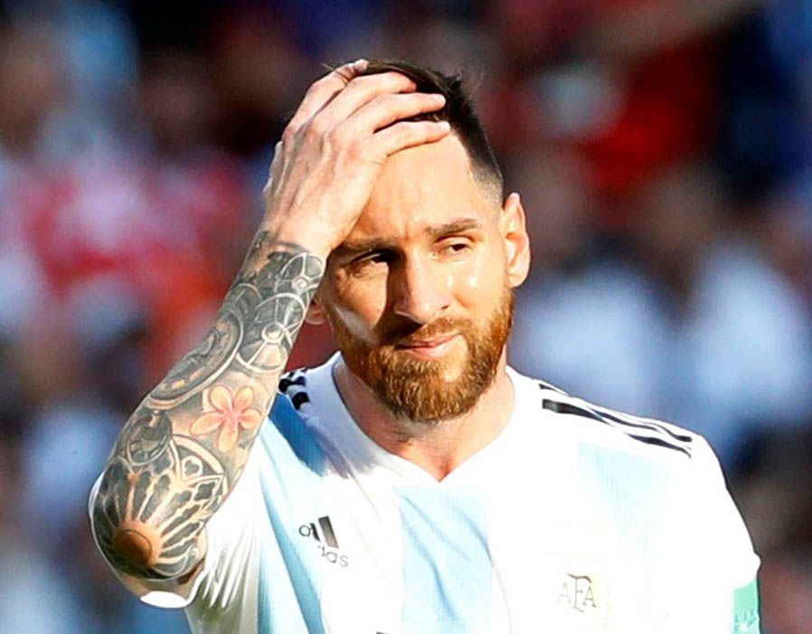 Messi chán nản, không nói nên lời khi bị Mbappe cướp mất show diễn