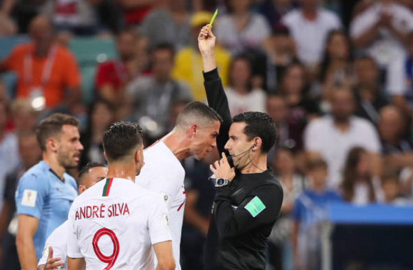 Đồng đội ăn vạ không thành, Ronaldo tính 'ăn thua đủ' với trọng tài