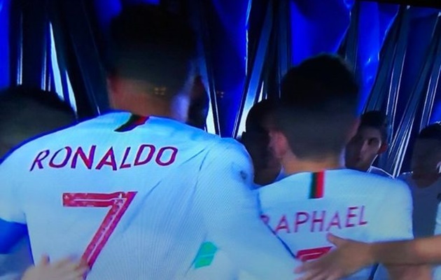TIẾT LỘ: Ronaldo 'chỉ đạo' các đồng đội trong đường hầm như Messi