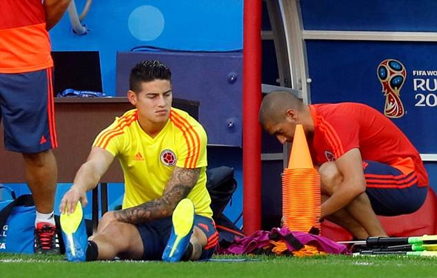 Rodriguez nhăn nhó tập hồi phục, HLV Pekerman lo ra mặt