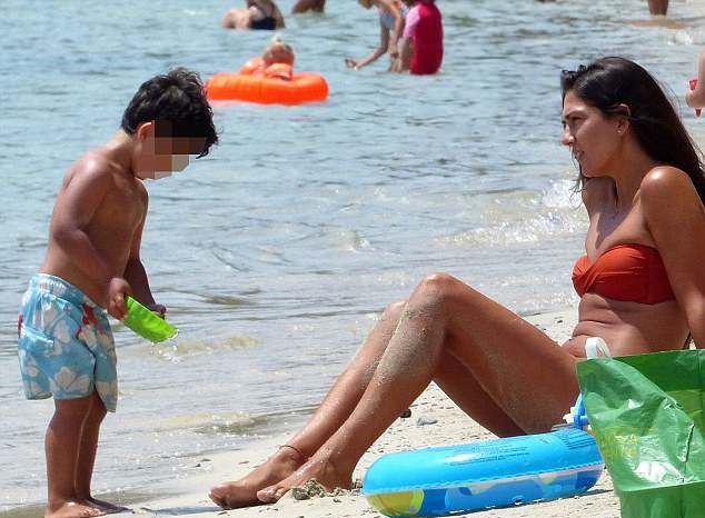 Cô vợ bốc lửa của Arteta đốt nóng bãi biển