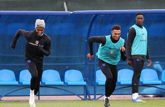 Ảnh bài viết Hạ Colombia, tuyển Anh hưng phấn tập luyện mặc cơn mưa rào