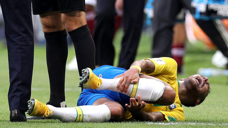 Thấy Neymar "diễn kịch", Ronaldo hò hét động viên