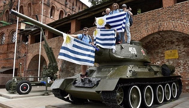 CĐV Uruguay cưỡi xe tăng đe dọa tuyển Pháp trước giờ G