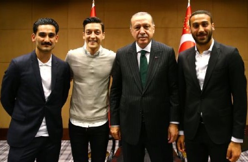 "Lẽ ra tuyển Đức nên loại bỏ Mesut Ozil"
