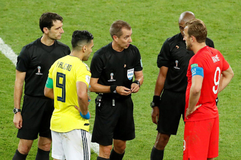 Ảnh bài viết Trọng tài giữa trận gặp sự cố, ai thay?