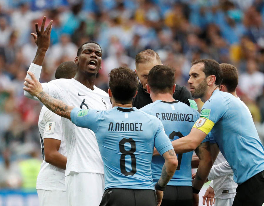 VAR ở đâu? Cận cảnh Paul Pogba đánh nguội, xứng đáng nhận thẻ đỏ