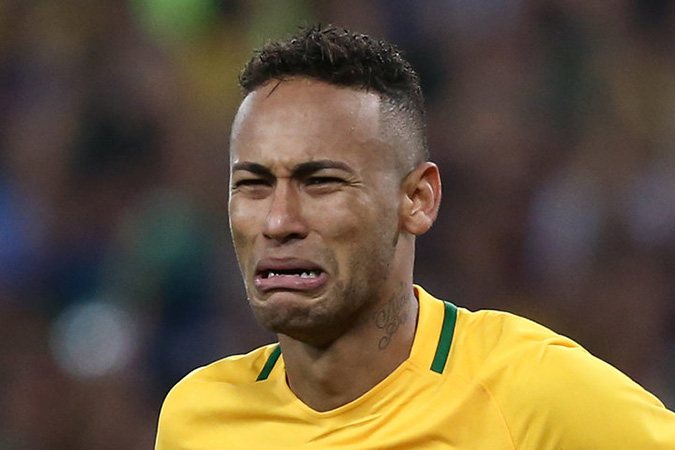Ảnh chế Ronaldo, Messi vòng xe lại đón Neymar về nước