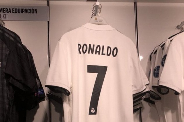 Ảnh bài viết XÁC NHẬN: Real ra tay "tiễn" Ronaldo một đoạn tới Juve