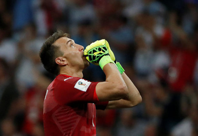 BI KỊCH: Thủ thành Uruguay mất hai người thân trước trận thua Pháp