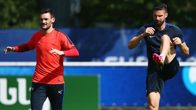 Giroud xin lỗi Courtois sau khi chọn ra thủ môn xuất sắc nhất thế giới