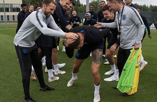 Chạy thua cả Ashley Young, Kyle Walker bị dàn sao tuyển Anh xúm vào "phạt"
