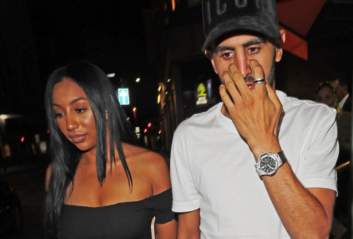 Ảnh bài viết Mahrez dẫn gia đình đi ăn mừng sau khi chuyển đến Man City với giá 60 triệu bảng