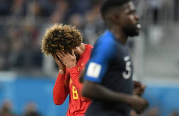 Pogba làm gì để an ủi người đàn anh Fellaini sau trận?