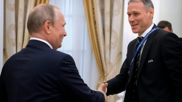 Giữa lúc Nga - Hà Lan căng thẳng, Van Basten công khai gặp gỡ Putin
