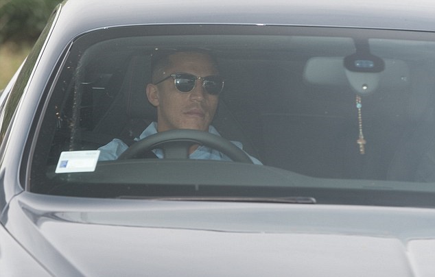 Ảnh bài viết Sanchez cực ngầu trên đường đến sân tập Man United