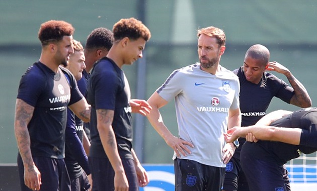 Southgate "mặt như đưa đám" từ sân tập đến phòng họp báo