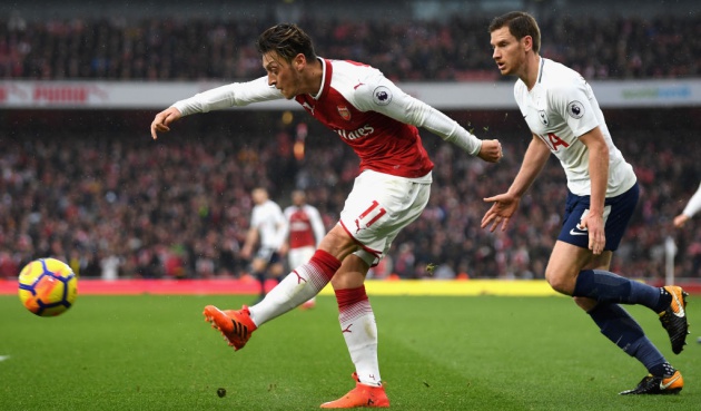 Unai Emery tiết lộ kế hoạch "trẻ hóa" Mesut Ozil
