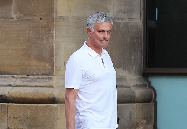 Mourinho đi dạo 'xả stress' trước lịch thi đấu dày đặc của Man United