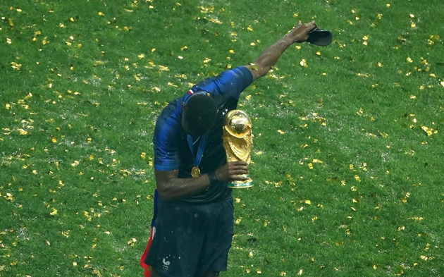 HÀI HƯỚC: Pogba 'dab' với cúp vàng, chọc giận truyền thông Anh