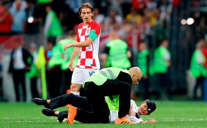 Ảnh bài viết Nhóm nhạc Nga xông vào sân, gián đoạn chung kết World Cup