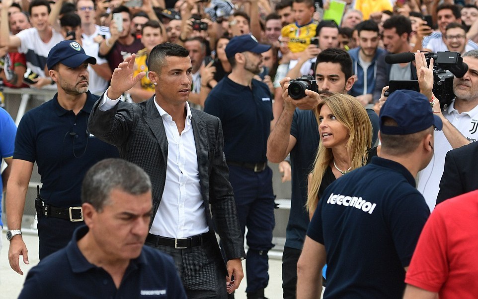 Ronaldo cực bảnh bao trước hàng nghìn cổ động viên Juventus