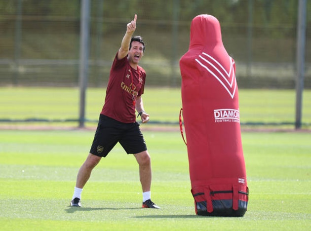 Ảnh bài viết Emery liên tục quát tháo, các Pháo thủ bắt đầu nóng mặt