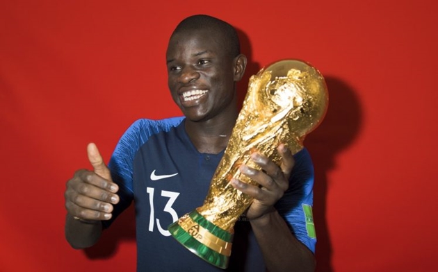 N'Golo Kante phản ứng đẳng cấp khi được tung hô khiến Messi "tắt điện"