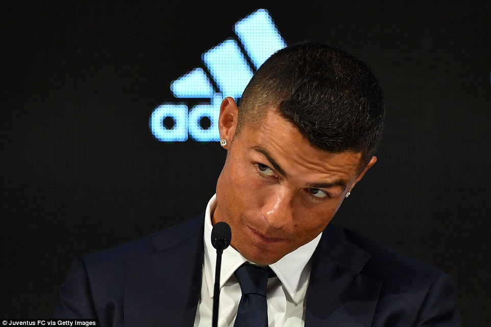 Ảnh bài viết Ronaldo nháy mắt ẩn ý trong buổi họp báo ra mắt Juventus