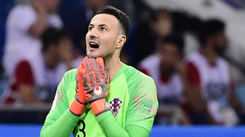 Người hùng Subasic giúp đồng đội không bị ngã khi ăn mừng