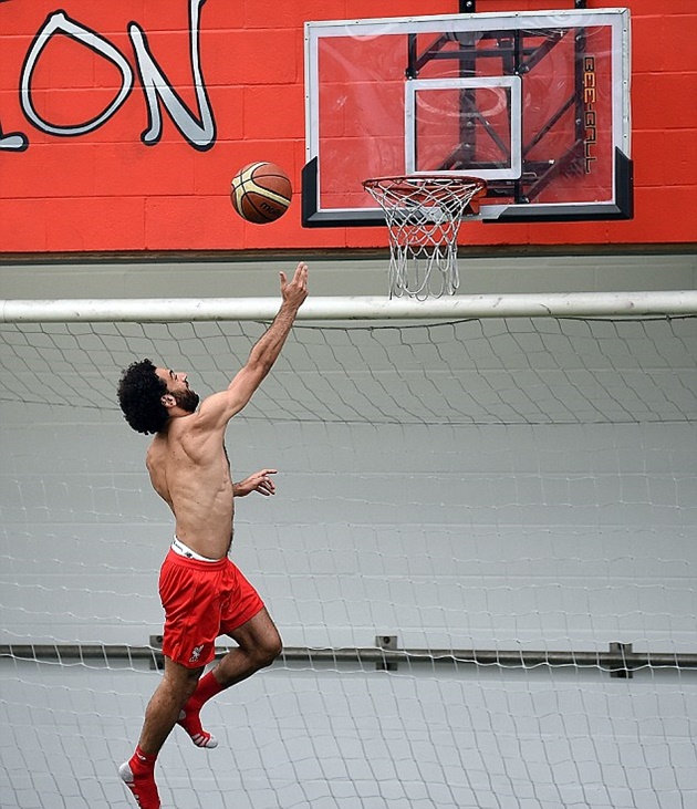 Ảnh bài viết Trở lại sau kì nghỉ phép, Salah gây ấn tượng bằng những cú "ném rổ"