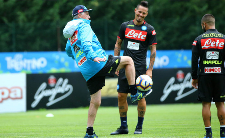 Ảnh bài viết Các sao Napoli chỉ biết cười trước khả năng chơi bóng của Ancelotti