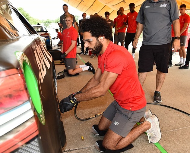 Ảnh bài viết Một ngày thử làm thợ sửa xe của các ngôi sao Liverpool