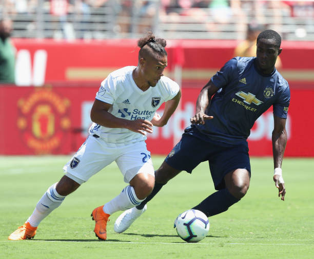 Bailly đánh đầu chạm xà, đánh dấu trận hòa tẻ nhạt cho Man United 