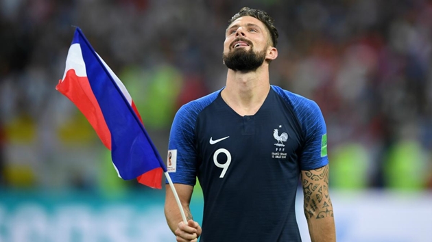 HÀI HƯỚC: Giroud thực hiện lời hứa cạo đầu sau World Cup