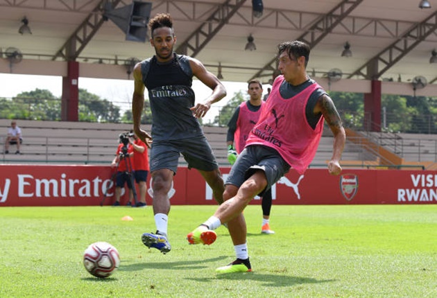 Ảnh bài viết Hậu scandal, Ozil khiến Aubameyang méo mặt vì bị "nhồi đừ" trên sân tập
