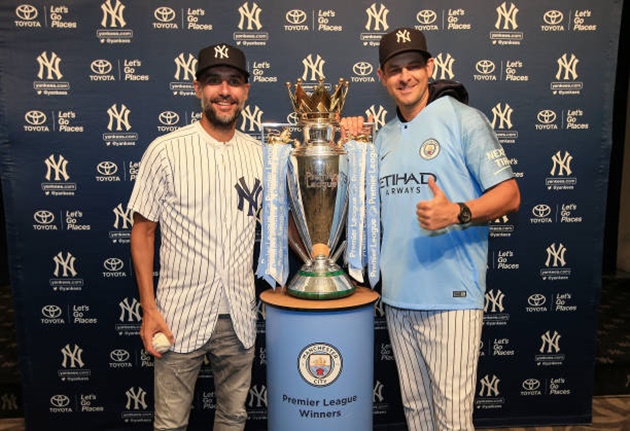 Ảnh bài viết Pep đem cúp đến sân bóng chày, quảng bá cho Man City