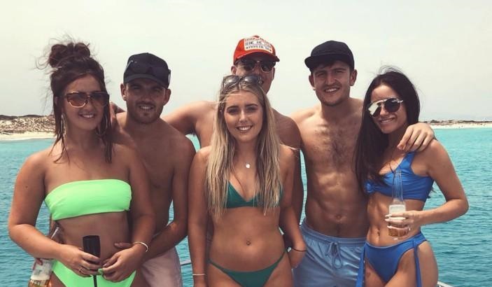 Ảnh bài viết Sao tuyển Anh du hí mùa hè: Người xuống biển, kẻ lên Bar