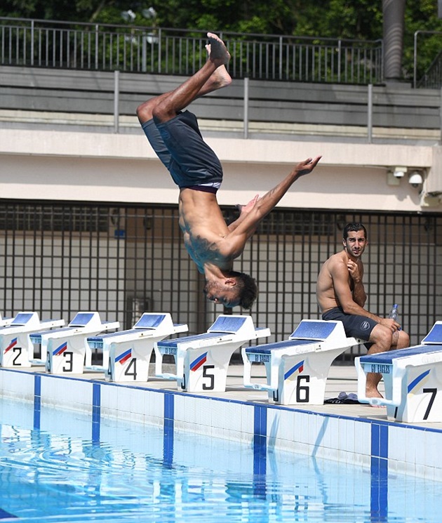 Ảnh bài viết Mkhitaryan "lác mắt" khi nhìn Aubameyang "Santo" cực ngầu trên mặt nước