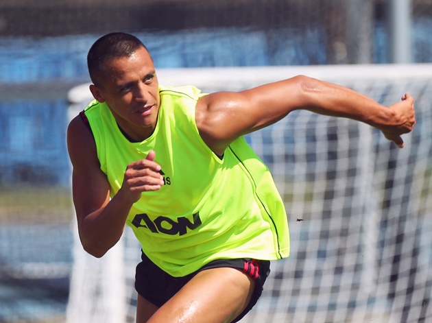 6 điều thú vị trong buổi tập của Man Utd: Sanchez 'hóa' Michael Jackson; Pereira 'chọc ghẹo' Martial