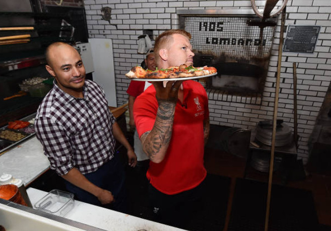 Ảnh bài viết Hết đua xe, các huyền thoại Liverpool lại đi học làm bếp